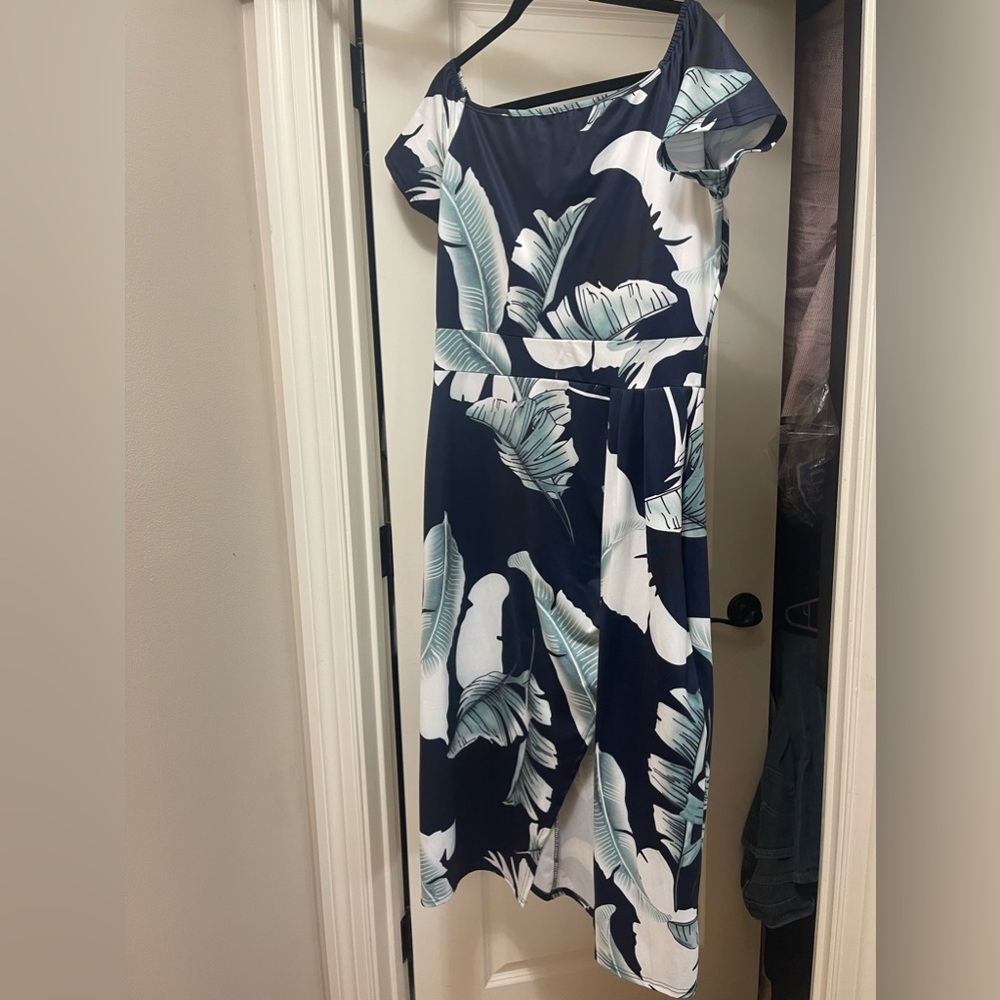 Stretchy, elegant dress with floral pattern